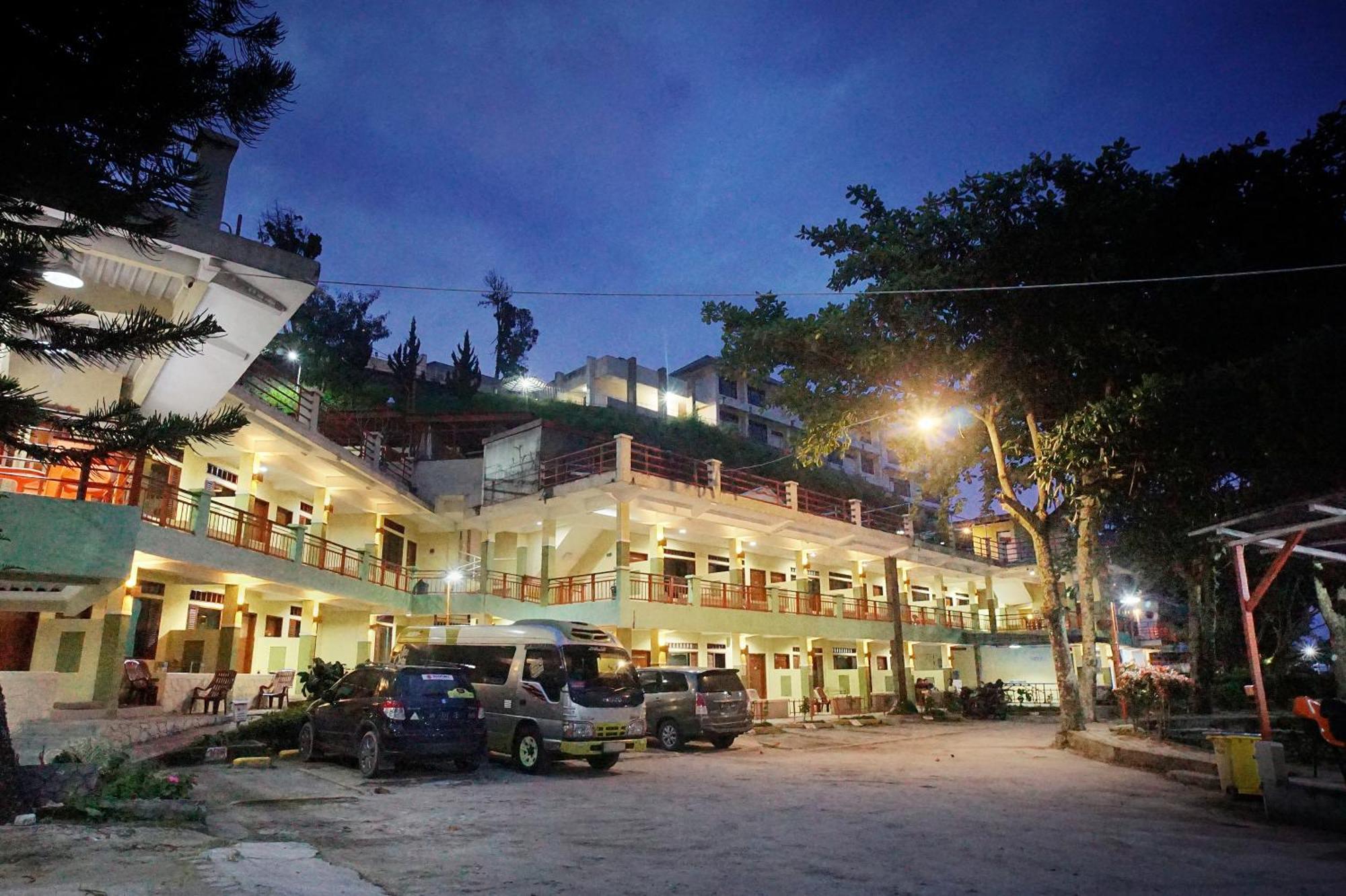 Pandu Lakeside Hotel Parapat Exterior photo