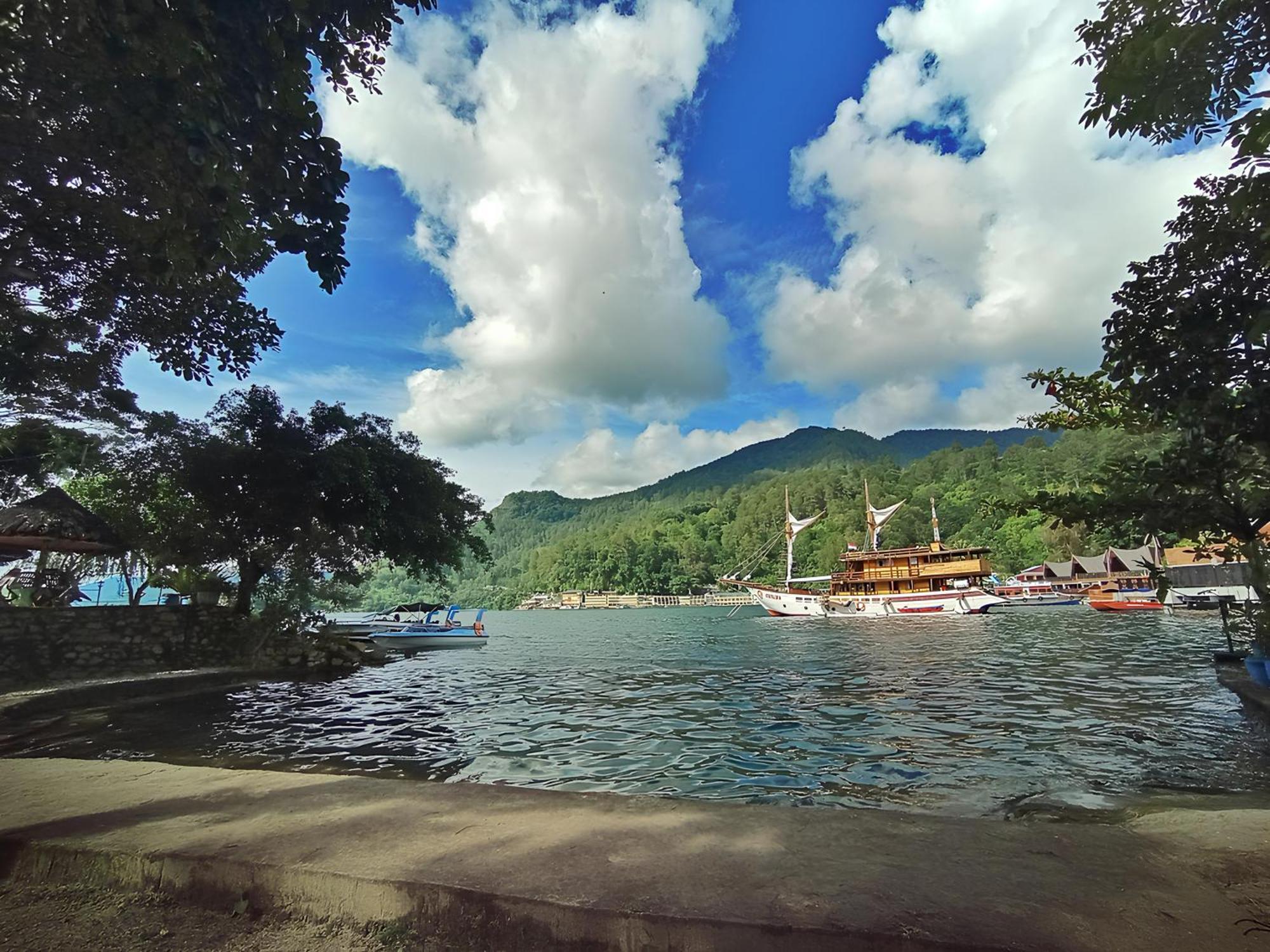 Pandu Lakeside Hotel Parapat Exterior photo