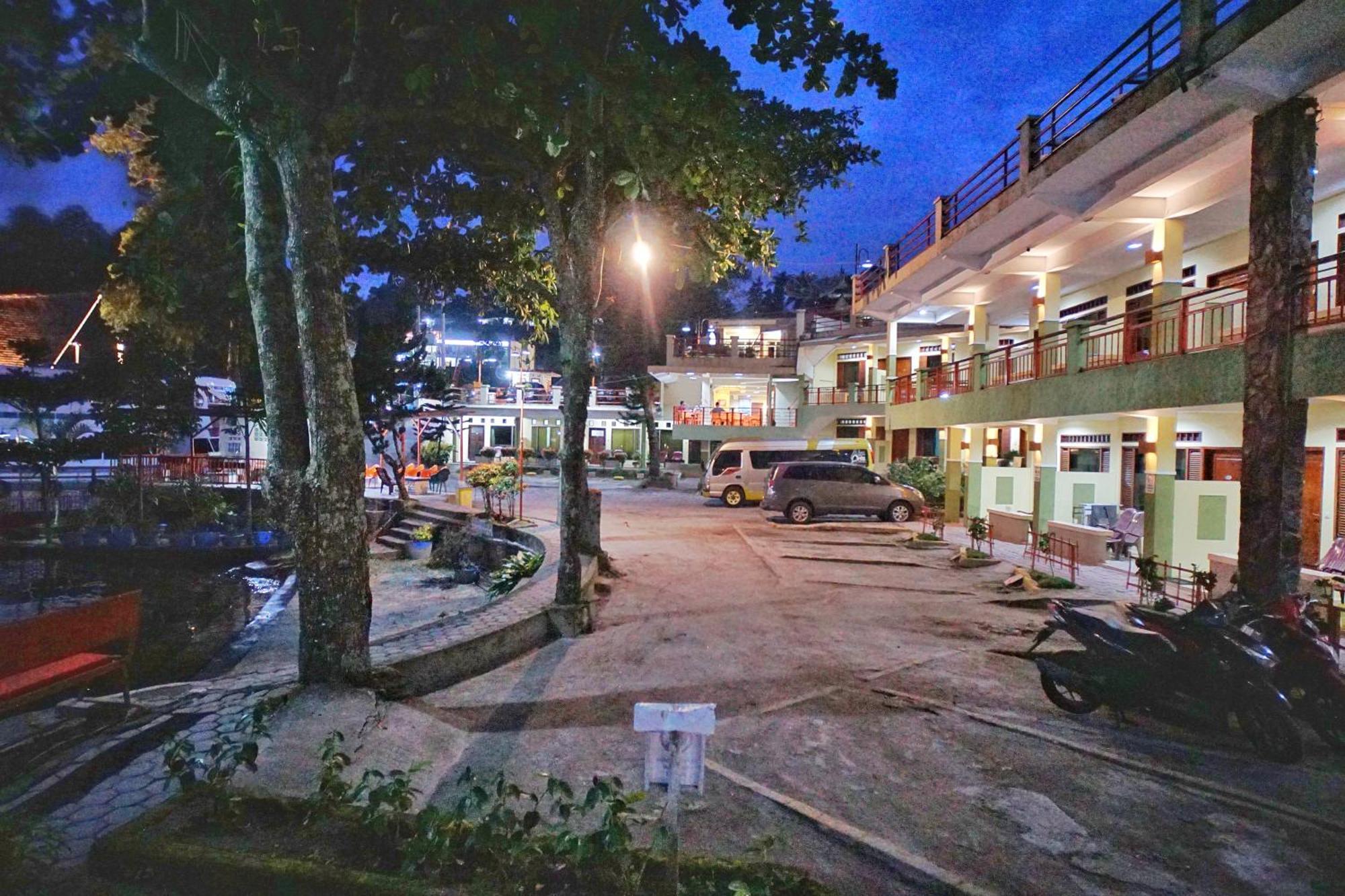 Pandu Lakeside Hotel Parapat Exterior photo