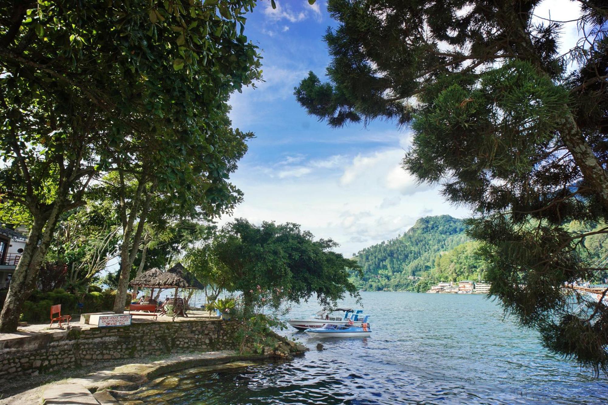 Pandu Lakeside Hotel Parapat Exterior photo