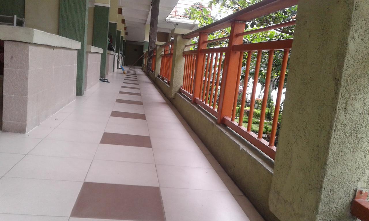 Pandu Lakeside Hotel Parapat Exterior photo