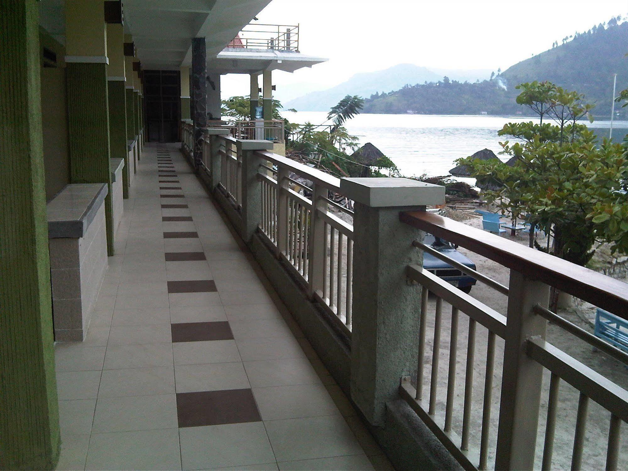 Pandu Lakeside Hotel Parapat Exterior photo
