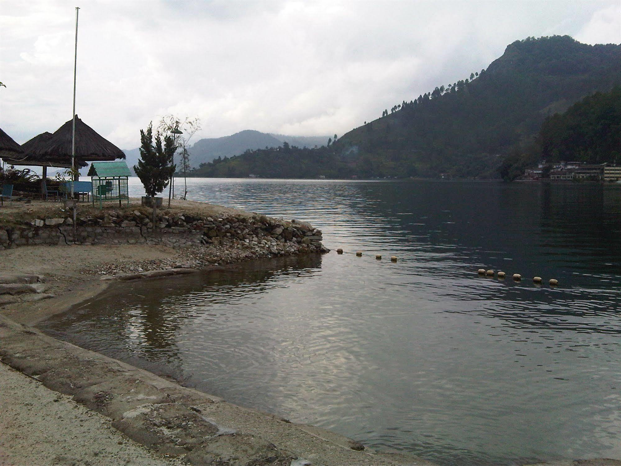 Pandu Lakeside Hotel Parapat Exterior photo