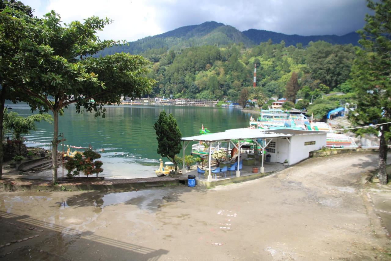 Pandu Lakeside Hotel Parapat Exterior photo