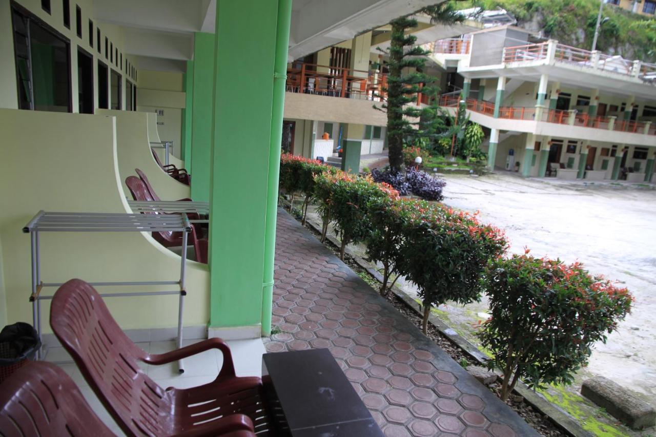 Pandu Lakeside Hotel Parapat Exterior photo