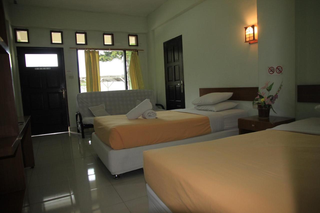 Pandu Lakeside Hotel Parapat Exterior photo