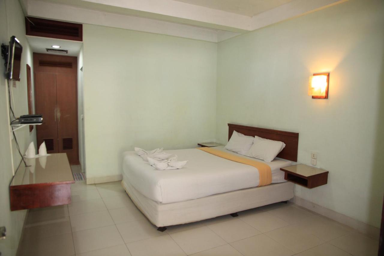 Pandu Lakeside Hotel Parapat Exterior photo