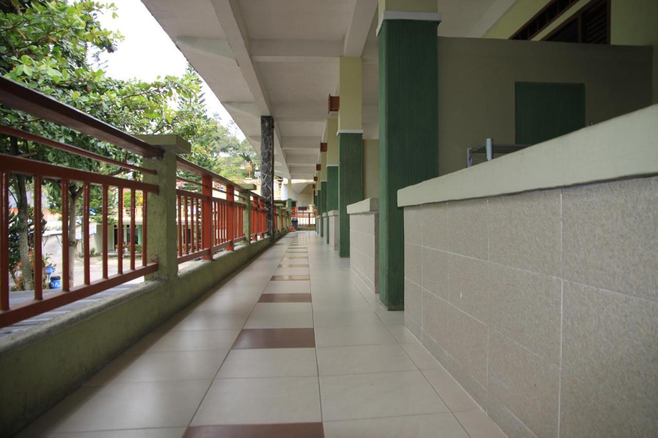 Pandu Lakeside Hotel Parapat Exterior photo