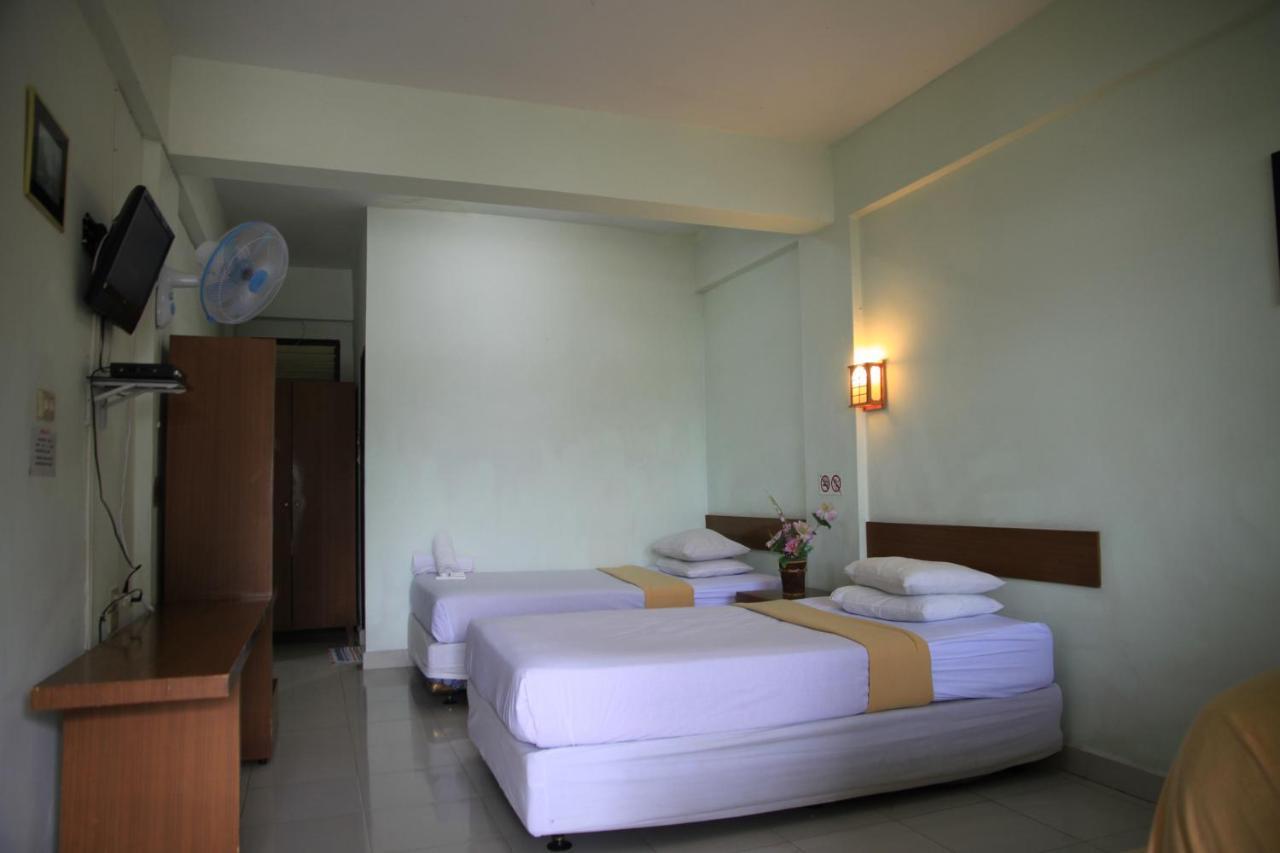 Pandu Lakeside Hotel Parapat Exterior photo