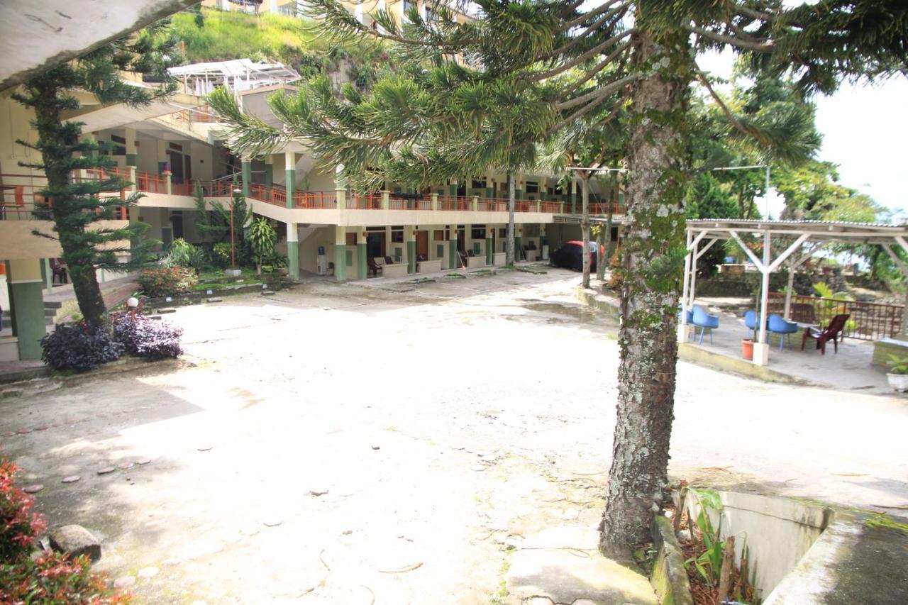 Pandu Lakeside Hotel Parapat Exterior photo